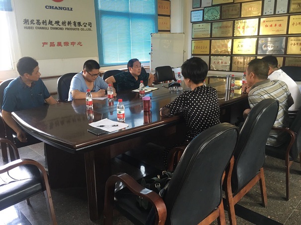 市經(jīng)信委領(lǐng)導來(lái)湖北昌利公司座談，調研金剛石工具產(chǎn)業(yè)發(fā)展情況